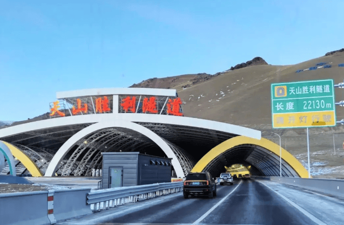 天山胜利隧道通车