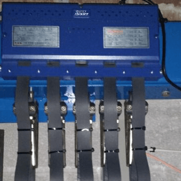 电梯曳引带断芯在线监测装置