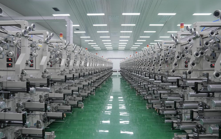 图为碳纤维生产现场。