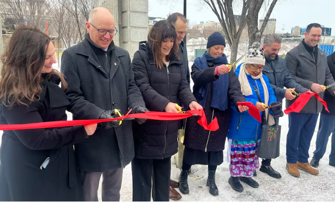 周四，温尼伯市长斯科特·吉林厄姆、住房部长伯纳黛特·史密斯和国会议员本·卡尔等官员在福克斯（The Forks）剪彩，标志着温尼伯历史遗址首个住宅开发项目的开工建设。