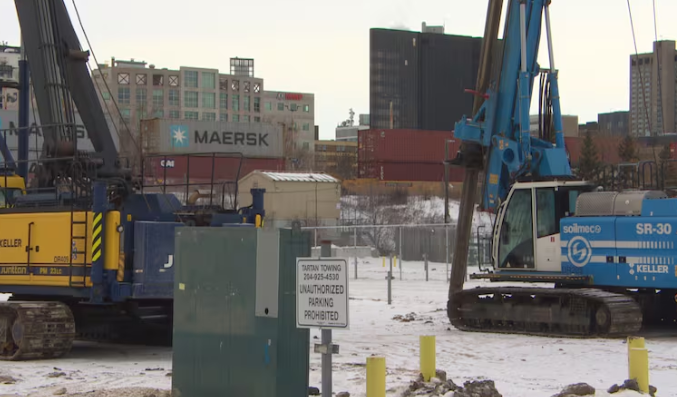 施工人员正在福克斯（The Forks）工地作业，这里正在建造10栋新建筑，其中包括公寓、市场出租房和“超低房价”住房。 