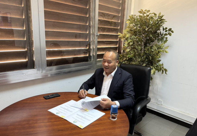 海山集团助理总裁与H&s公司总经理任文连先生在签署合同