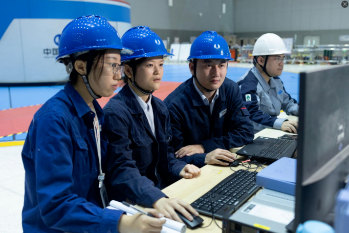 技术人员对升级工控系统后的百万千瓦机组进行调试