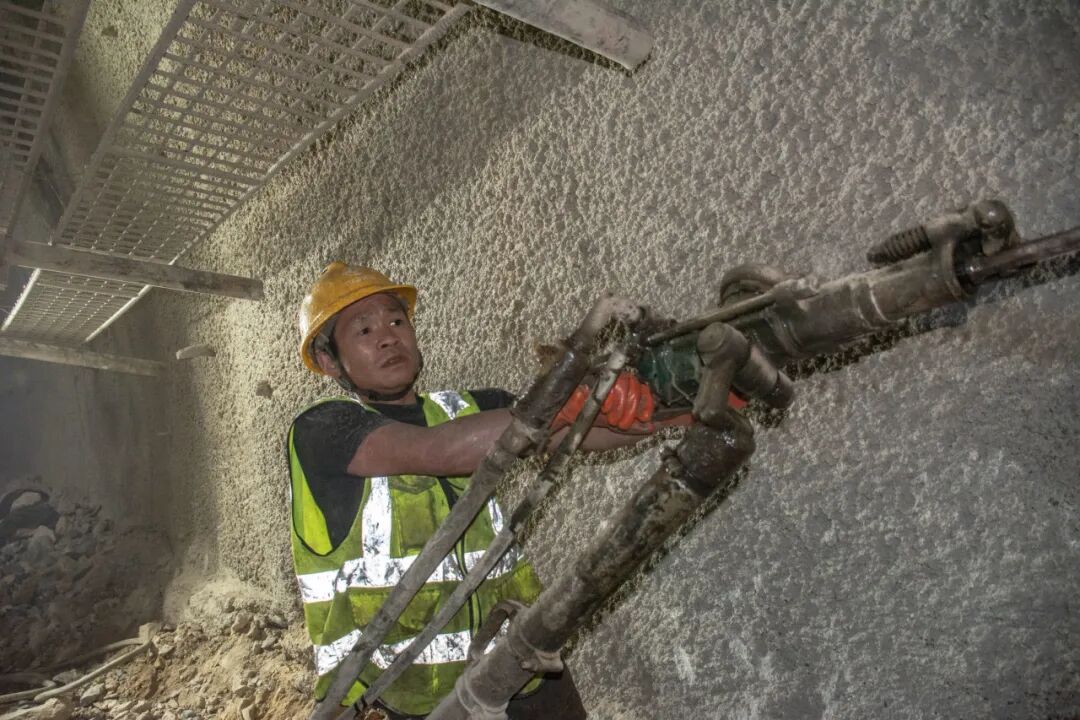 工人进行八仙隧道掌子面钻作业