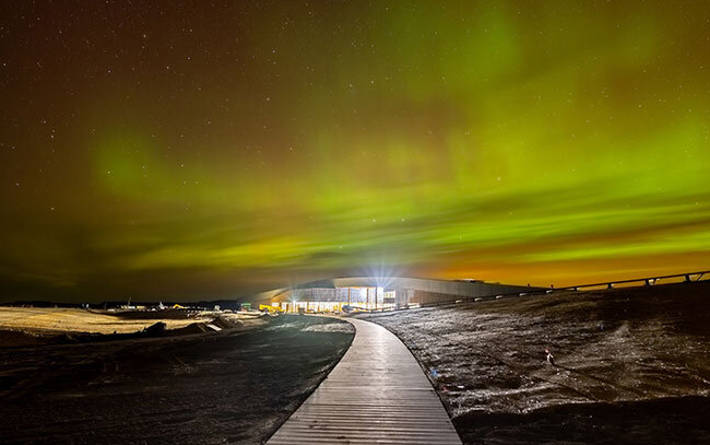 Snøhetta 最新发布的视频展示了这座图书馆如何从平整的地形中拔地而起 