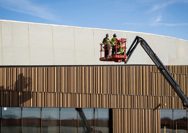 屋顶结构中融入了原生草原植物系统