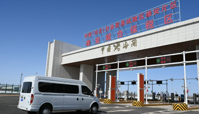 一辆装载有15万个压电石英的车辆通过雄安综合保税区卡口驶入