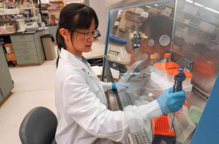 凯特·霍在实验室工作。