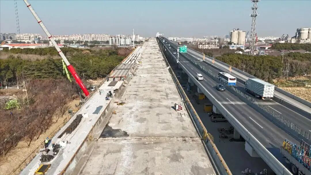 2026年1月13日，奉浦大桥（西桥）引桥顶升近日施工完成，最大顶升高度达8.896米。