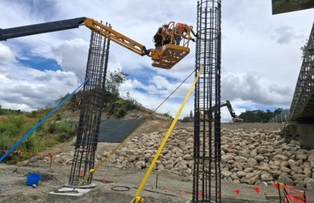 里辛顿桥的桥墩桩基工程已完成，桥台安装工作正在进行中。