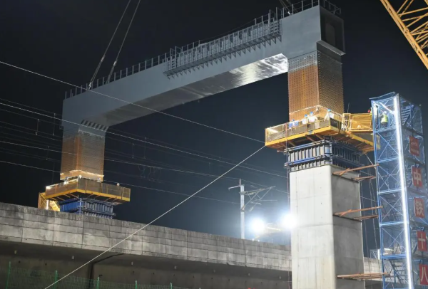 首个钢盖梁吊装现场