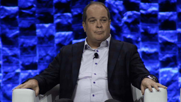 瑞思迈(ResMed)首席执行官米克·法雷尔(Mick Farrell)于2025年10月7日在圣地亚哥举行的医疗技术大会上发表讲话。法雷尔现任美国医疗技术协会(AdvaMed)董事会主席。