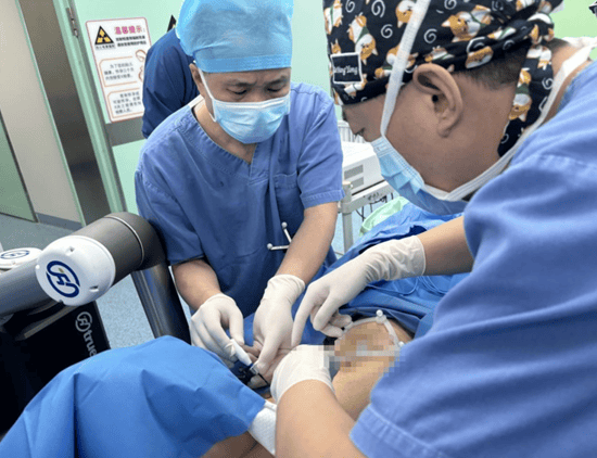 机器人引导经皮肺结节穿刺微波消融手术