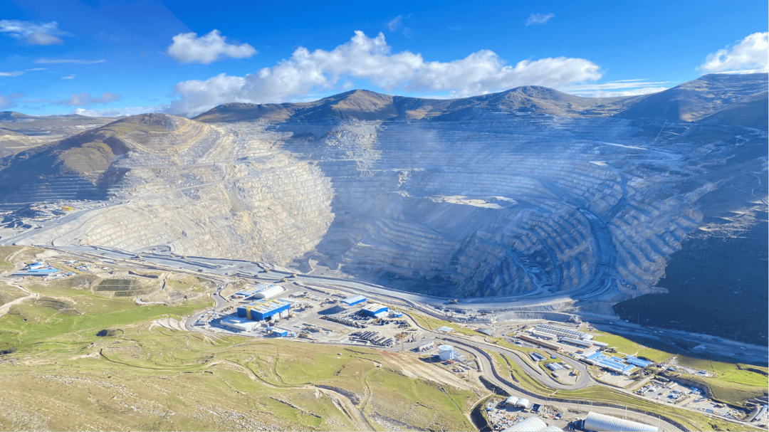 拉斯邦巴斯铜矿采坑鸟瞰图