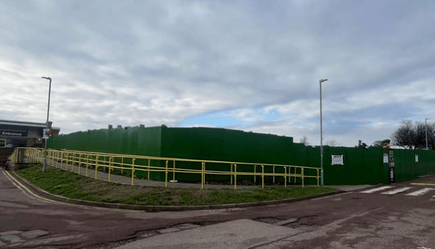 迪尔镇 Tides 休闲中心的原游泳池建筑周围竖起了围挡。