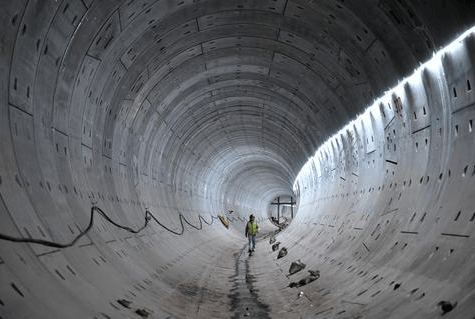 图为，建设者正在区间加紧生产施工。