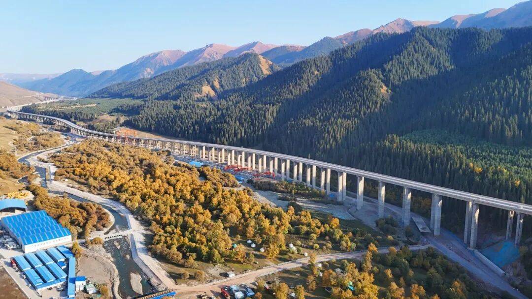 那巴公路巩乃斯17号特大桥是新疆在建连续跨度最长特大桥。