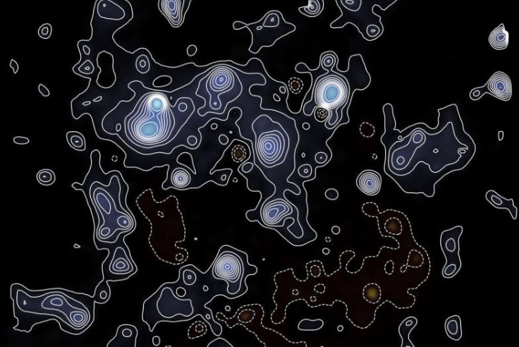 利用詹姆斯·韦伯太空望远镜的数据，天文学家绘制出了迄今为止最详细的暗物质分布图之一。该图通过测量不可见物质的引力如何弯曲背景星系的光线，揭示了暗物质如何作为可见星系赖以存在的隐藏框架。叠加的等值线标示了暗物质密度相等的区域，突显了这种不可见物质(图中以蓝色显示)最集中的区域。