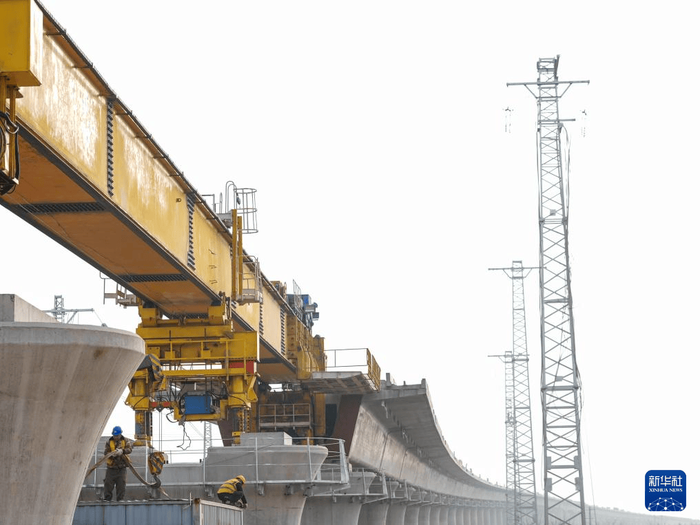 1月26日，工人在成渝中线高铁龙泉特大桥施工作业。