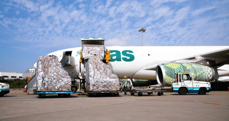 无锡-墨西哥城航线执飞飞机正在装卸货物