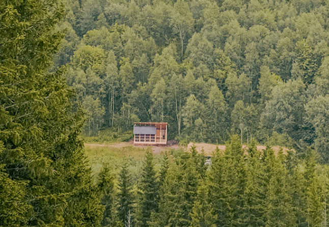 GLØDE 在景观中扮演着遮蔽休息点的角色。