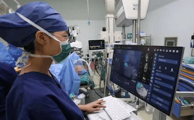 柴伟、南少奎团队医护人员正在手术，术中显示非常成功