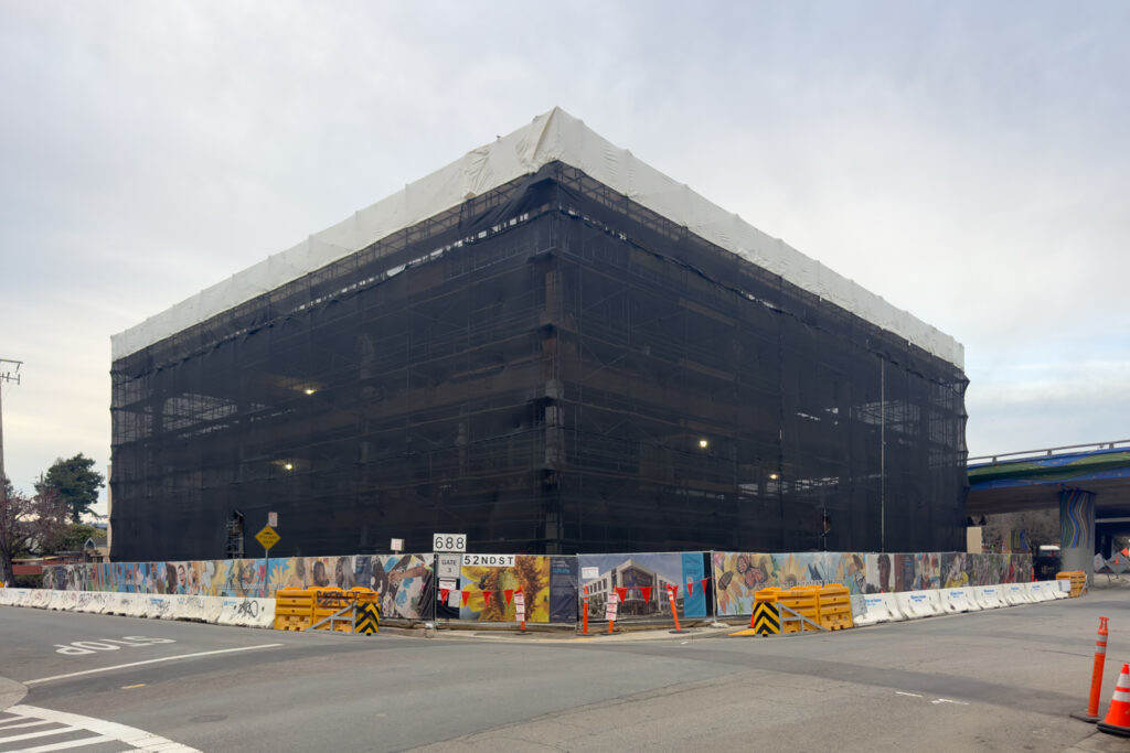 位于第 52 街 747 号的建筑正在施工中