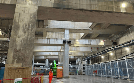 玛德琳被安放在地下的“箱子”里,并被组装起来。