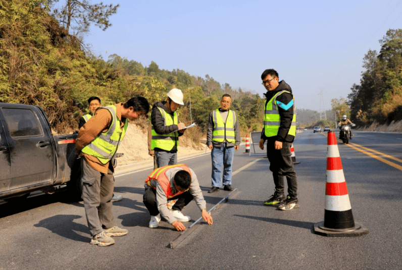 验收组在省道205线北流市平政镇路段测量路面平整度。