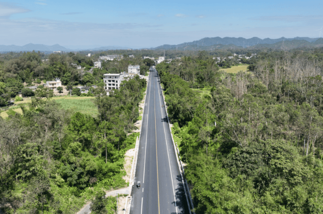 改建后的省道206线荔浦至廉江公路玉林市陆川县良田镇路段。