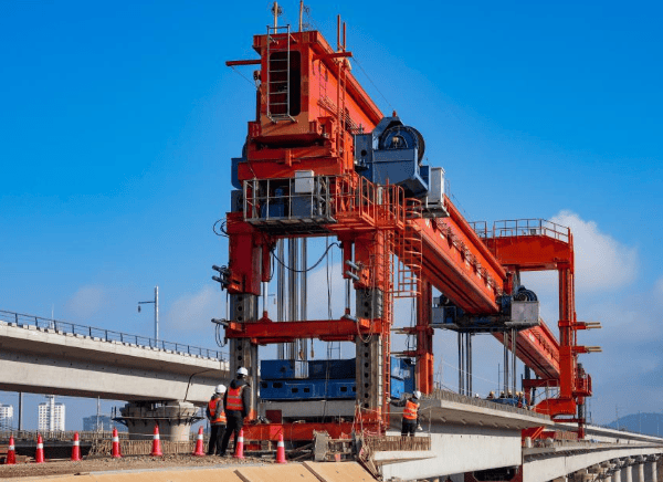 这是2月3日拍摄的渝昆高铁最后一榀箱梁架设施工现场。