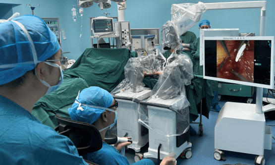 医生操作FUNZAR进行显微手术