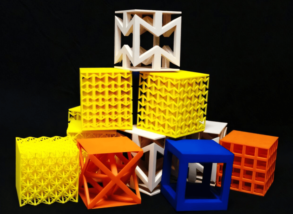 本文研究了具有不同晶胞的超材料块体实例。这些块体采用聚合物基材料，利用格罗宁根大学超力学实验室的Bambu Lab X1 Carbon家用型3D打印机进行增材制造。