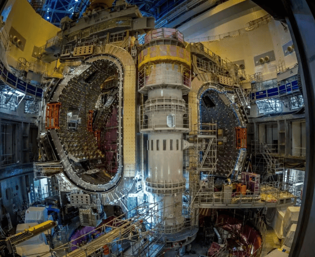 左边的扇区模块 #8(尚未完全处于最终位置)和右边的扇区模块 #5