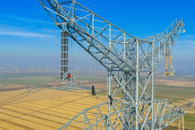 江苏省送变电公司员工在滨海电厂—鹤栖500千伏线路工程安装附件
