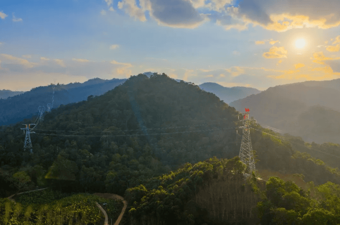 中老500千伏联网工程输电线路连接现场。