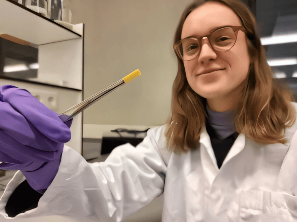 研究员索菲·范德兰格手持一块新开发的复合材料。