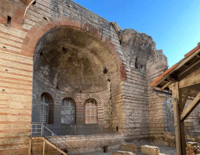 阿尔勒的罗马浴场。前景中可以看到坍塌的天花板上的混凝土块，研究人员在其中发现了来自更古老引水渠的碳酸盐。