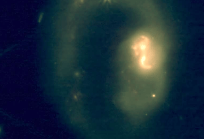 詹姆斯·韦伯太空望远镜近红外相机(JWST NIRCam)拍摄的IRAS07251-0248假彩色图像,由NIRCam上2毫米(蓝色)、2.77毫米(绿色)和3.56毫米(红色)滤光片的曝光合成。数据来自JWST GO项目编号3368(PIL Armus)的观测。