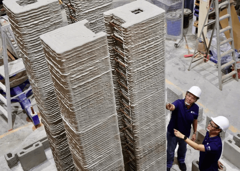 新加坡国立大学研究团队致力优化混凝土3D打印技术,用于推动更安全、更高效,且更环保的建筑业发展。研究成员包括国大设计与工程学院土木与环境工程系副教授冯时溉(左),以及高级讲师杜宏建博士。