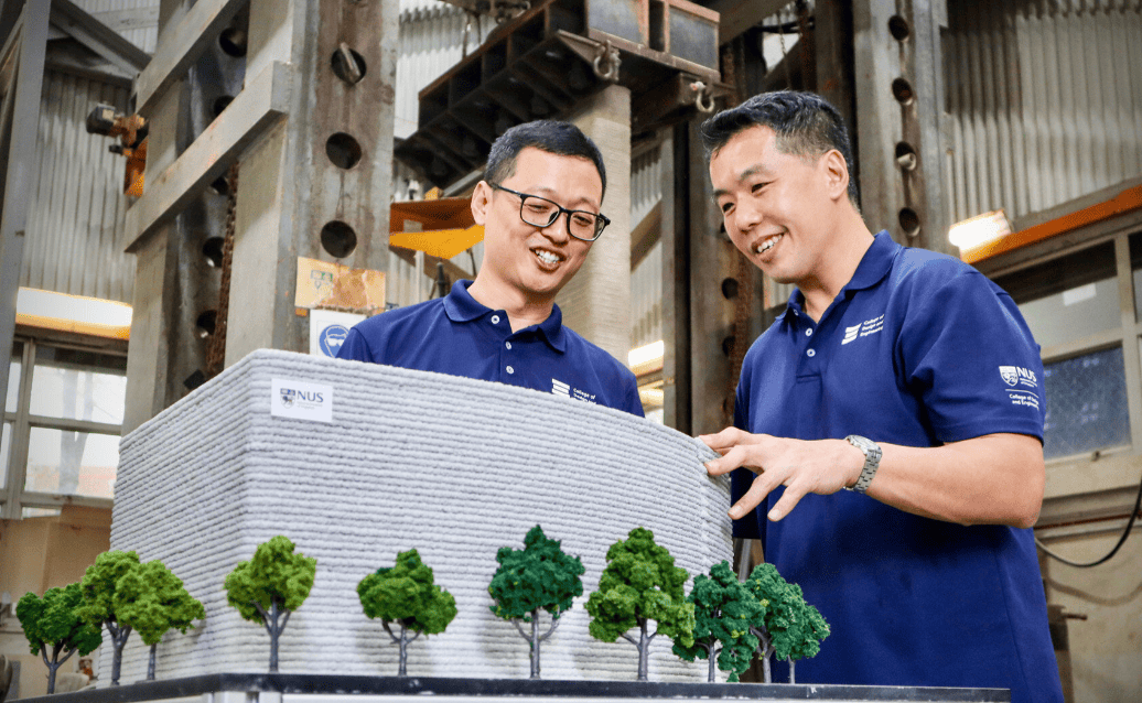 由新加坡国立大学高级讲师杜鸿坚博士（左）和副教授庞思岱（右）领导的研究团队成功证明，3D混凝土打印技术可用于制造更环保、用料更少、所需工人更少的建筑结构构件，同时还能满足结构性能要求。