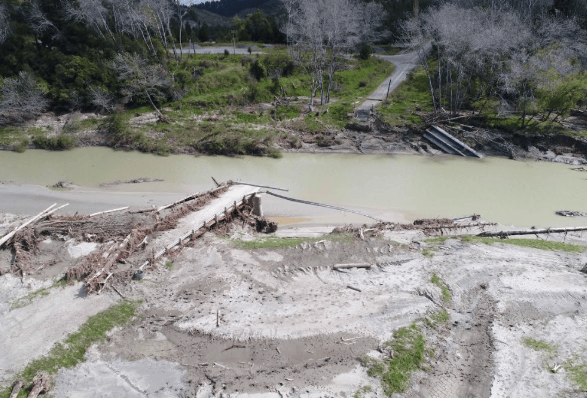 飓风加布里埃尔过后，马塔河将马塔桥完全冲毁