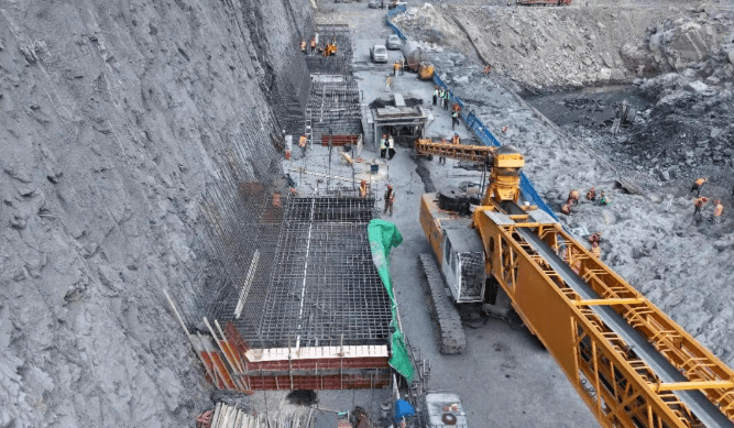 牙根一级水电站启动大坝首仓混凝土浇筑