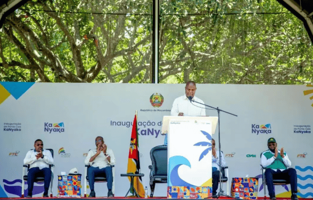 莫桑比克总统丹尼尔·弗朗西斯科·查波在典礼上致辞