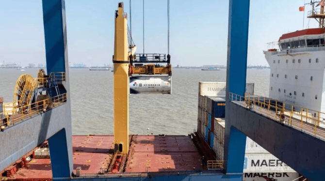 国内首台完成充氢作业的大型固态储氢设备，在海事保障下顺利启航。