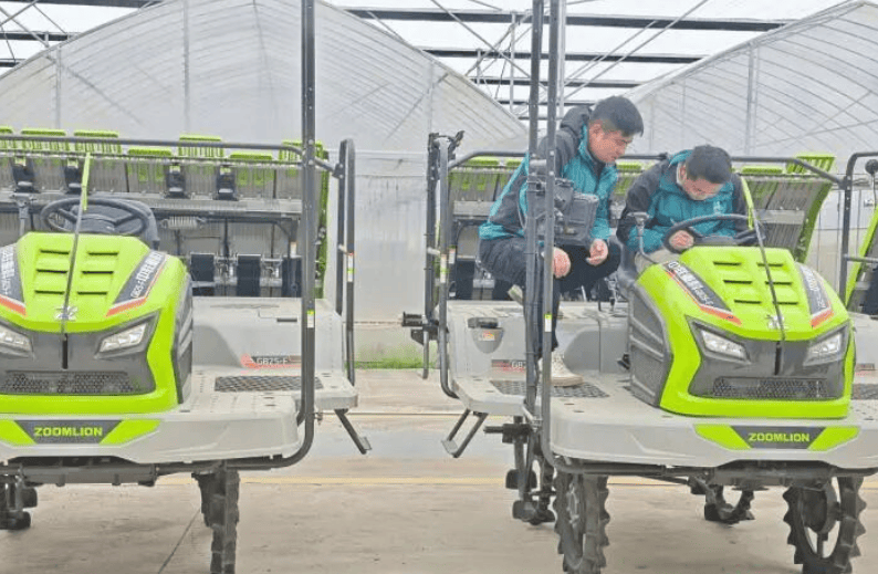 3月13日，湖南大通湖区再生稻无人智慧农场的工作人员检查无人农机联网情况。