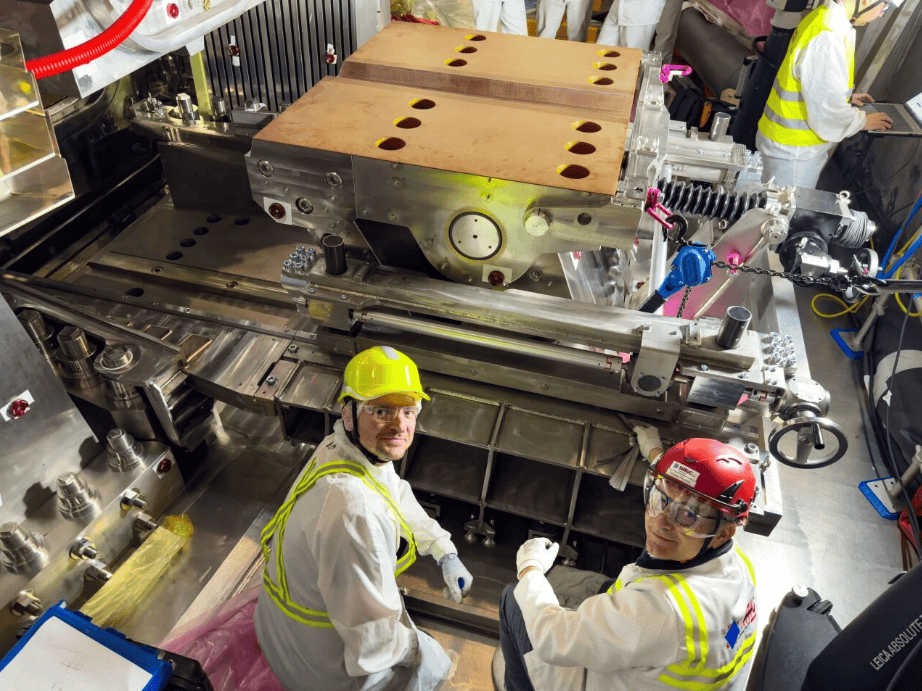 检查真空容器重力支撑装置的插入与对准