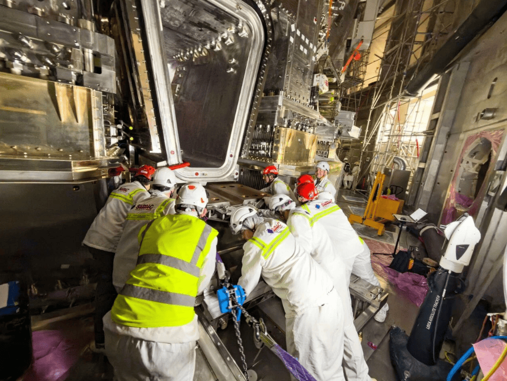 将11吨重的部件沿着插入工具的导轨滑至指定位置