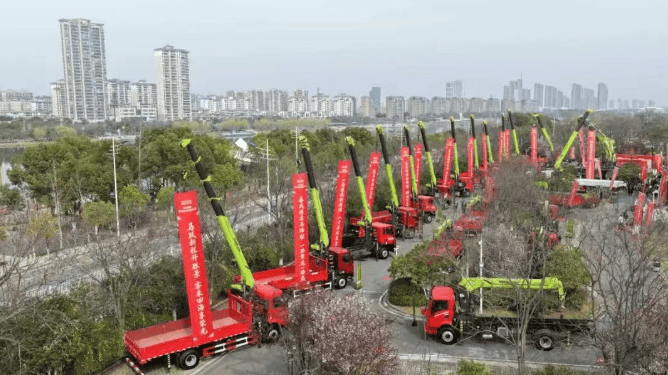 ▲现场展示的随车起重机