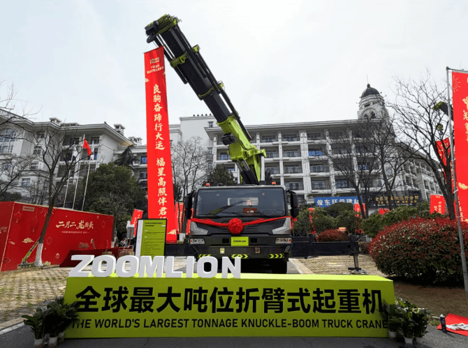 ▲全球最大折臂式起重机